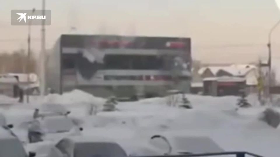 Торговый центр рухнул в Новосибирске на глазах у местных жителей