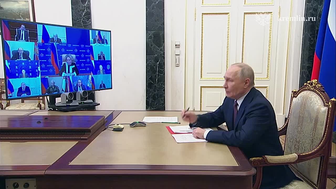 Владимир Путин по видеосвязи провёл оперативное совещание с постоянными членами Совета Безопасности России