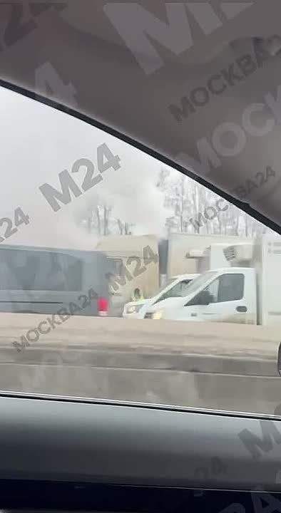 На внешней стороне 36 км МКАД горит фура