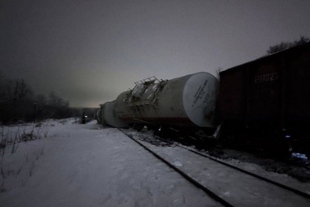 Из-за схода вагонов грузового состава в Тульской области задерживаются несколько поездов дальнего следования