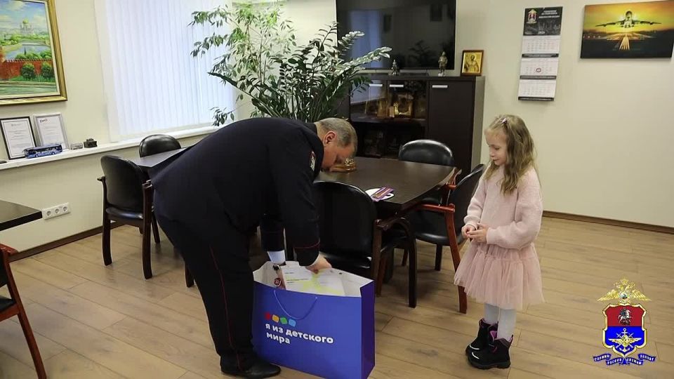 Алиса в стране чудес: полковник полиции Александр Будцов исполнил мечту юной москвички Заветный шар с желанием шестилетней Алисы из Москвы снял с ёлки заместитель начальника УТ МВД России по ЦФО – начальник полиции...