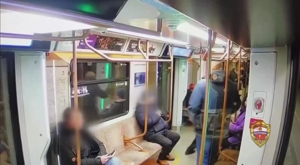 Парень попытался провернуть хитрый трюк в вагоне метро: выхватил у девушки пакет с важными документами и дорогим телефоном