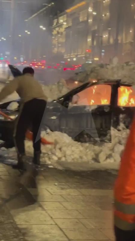 Дворники в Москве потушили горящий автомобиль