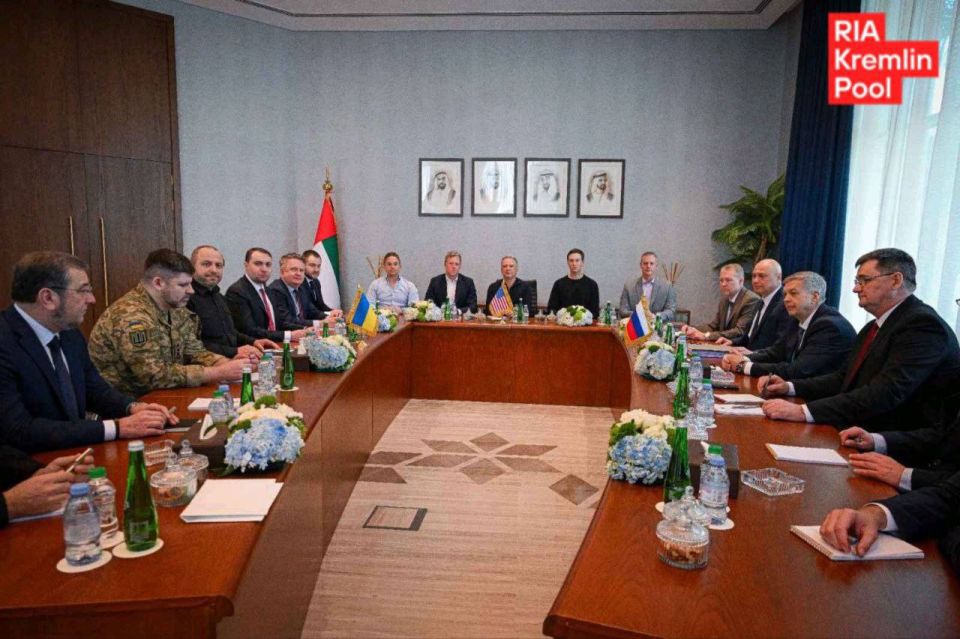 Делегации России и Украины контактировали напрямую в ходе трехсторонних переговоров в Абу-Даби, сообщает Reuters со ссылкой на представителя правительства ОАЭ