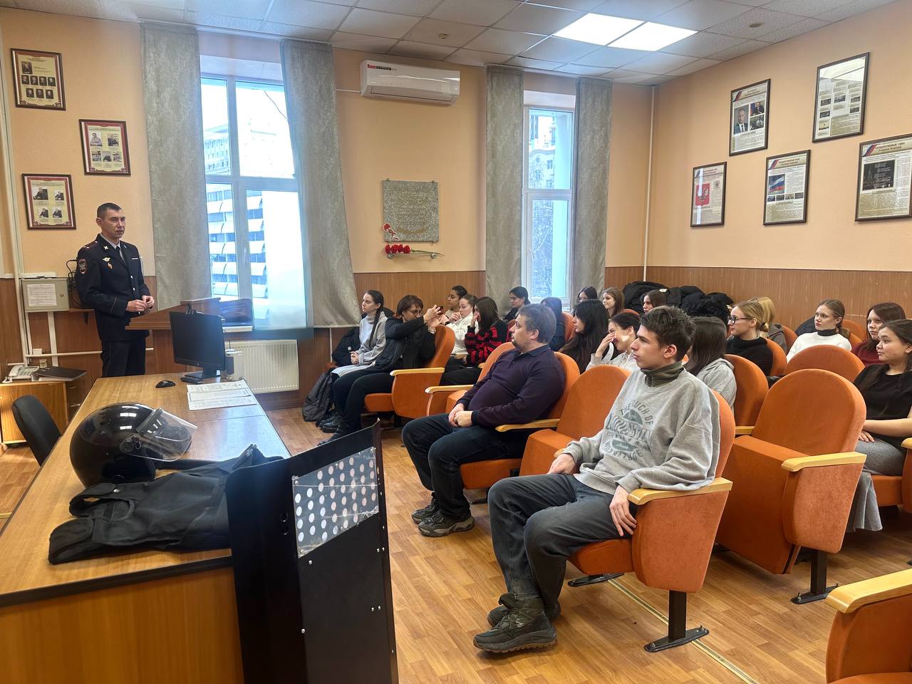 Сотрудники ЛУ МВД России на станции Москва-Ярославская поздравляют с днём студента