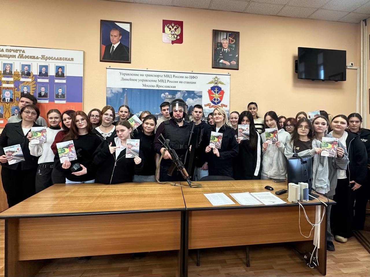 Сотрудники ЛУ МВД России на станции Москва-Ярославская поздравляют с днём студента Сотрудники ЛУ МВД России на станции Москва-Ярославская поздравляют с днём студента
