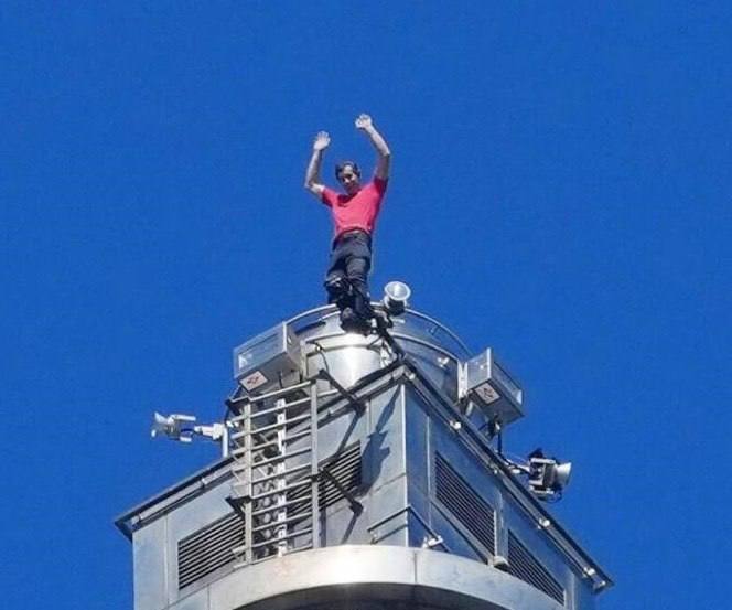 Человек-паук существует: американский экстремал Алекс Хоннольд совершил рисковое восхождение, поднявшись без страховки на небоскрёб «Тайбэй 101» в Тайване Человек-паук существует: американский экстремал Алекс Хоннольд совершил рисковое восхождение, поднявшись без страховки на небоскрёб «Тайбэй 101» в Тайване