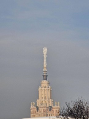 Из-за морозов в Москве шпиль главного здания МГУ покрылся льдом
