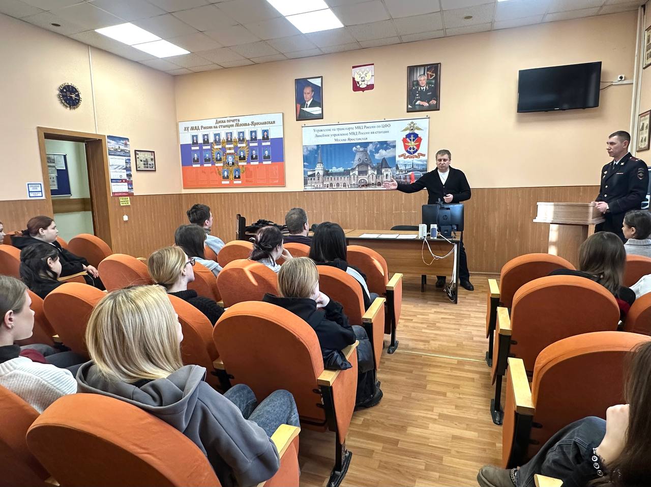 Сотрудники ЛУ МВД России на станции Москва-Ярославская поздравляют с днём студента Сотрудники ЛУ МВД России на станции Москва-Ярославская поздравляют с днём студента