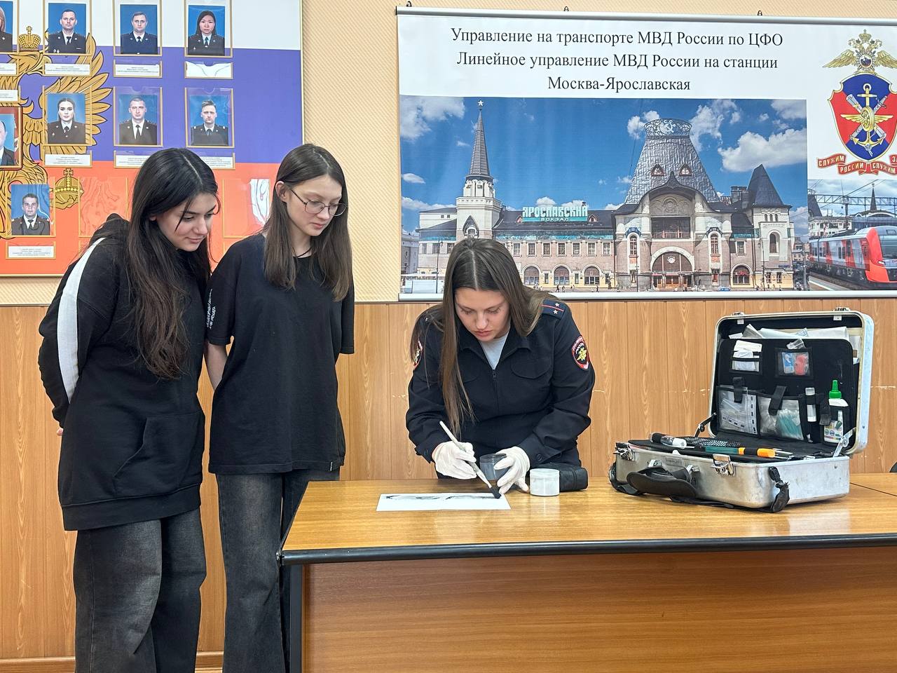 Сотрудники ЛУ МВД России на станции Москва-Ярославская поздравляют с днём студента Сотрудники ЛУ МВД России на станции Москва-Ярославская поздравляют с днём студента