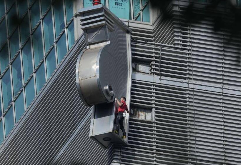 Человек-паук существует: американский экстремал Алекс Хоннольд совершил рисковое восхождение, поднявшись без страховки на небоскрёб «Тайбэй 101» в Тайване Человек-паук существует: американский экстремал Алекс Хоннольд совершил рисковое восхождение, поднявшись без страховки на небоскрёб «Тайбэй 101» в Тайване