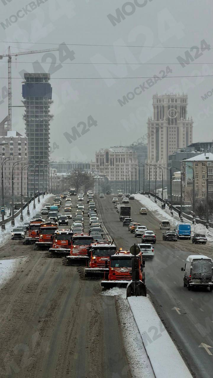 Коммунальные службы перешли на круглосуточный режим работы, сообщил заммэра Пётр Бирюков