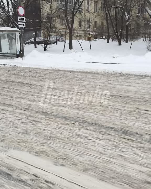 Столица «встала» в 9-балльные пробки из-за сильного снегопада, аэропорт Шереметьево закрыт до полудня, людям приходится толпиться в очередях на транспорт