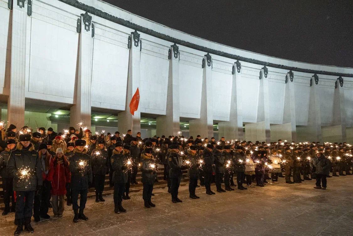 В День воинской славы сотрудники столичного Следственного комитета и курсанты ведомственной академии отдали дань уважения и памяти жителям блокадного Ленинграда В День воинской славы сотрудники столичного Следственного комитета и курсанты ведомственной академии отдали дань уважения и памяти жителям блокадного Ленинграда