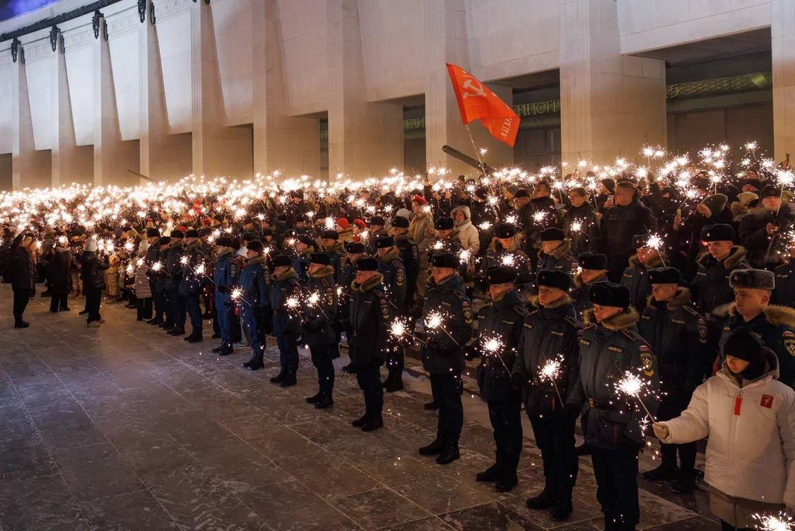 В День воинской славы сотрудники столичного Следственного комитета и курсанты ведомственной академии отдали дань уважения и памяти жителям блокадного Ленинграда В День воинской славы сотрудники столичного Следственного комитета и курсанты ведомственной академии отдали дань уважения и памяти жителям блокадного Ленинграда