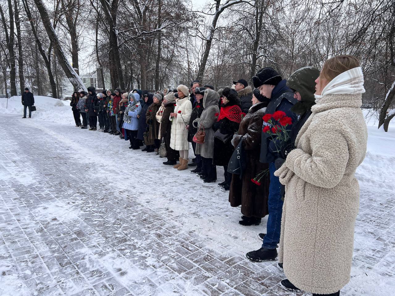 Герой России, член комиссии МГД по безопасности, законодательству и регламенту Аркадий Корольков (фракция партии «Единая Россия») принял участие в акции памяти, посвященной героям блокадного Ленинграда Герой России, член комиссии МГД по безопасности, законодательству и регламенту Аркадий Корольков (фракция партии «Единая Россия») принял участие в акции памяти, посвященной героям блокадного Ленинграда