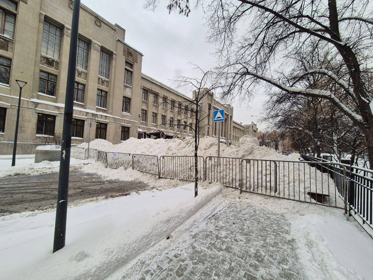 Олег Царёв: Дюна-2. Легендарная Миусская снежная куча дюна снова растет — в Москве снегопад и коммунальщики свозят снег на это же место