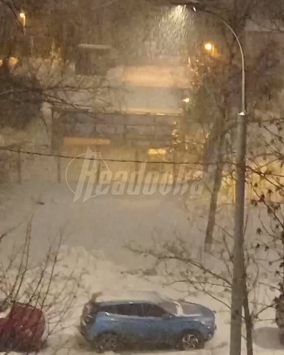 Москва утопает в снегу после мощной метели — водители еле выбираются на дороги, введен «оранжевый» уровень погодной опасности