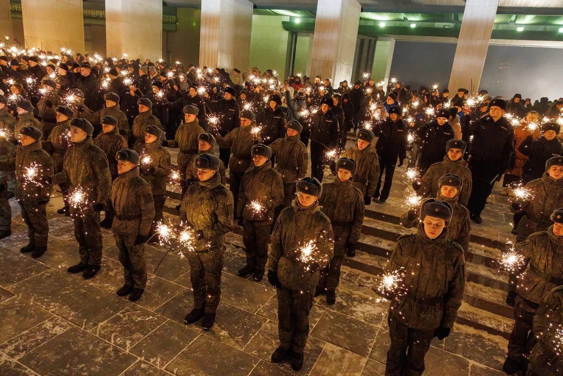 В День воинской славы сотрудники столичного Следственного комитета и курсанты ведомственной академии отдали дань уважения и памяти жителям блокадного Ленинграда В День воинской славы сотрудники столичного Следственного комитета и курсанты ведомственной академии отдали дань уважения и памяти жителям блокадного Ленинграда