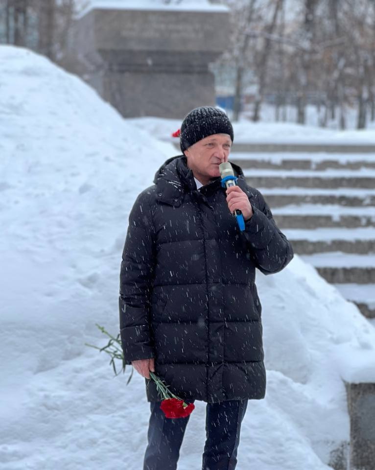 Герой России, член комиссии МГД по безопасности, законодательству и регламенту Аркадий Корольков (фракция партии «Единая Россия») принял участие в акции памяти, посвященной героям блокадного Ленинграда