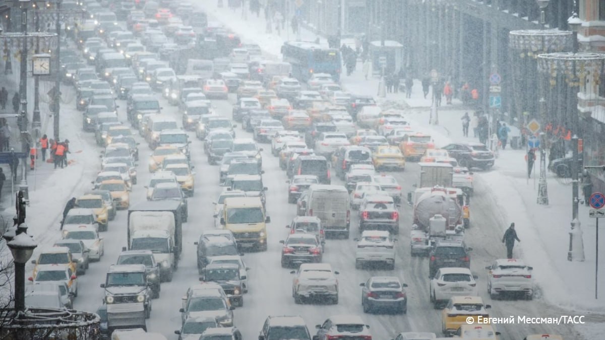 Москва "встала" в 10-балльных пробках из-за снегопада, свидетельствуют данные портала "Яндекс
