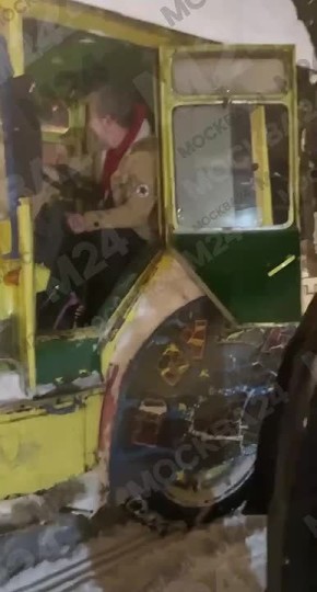 Весёлый трактор чистит снег в подмосковном селе Тишково