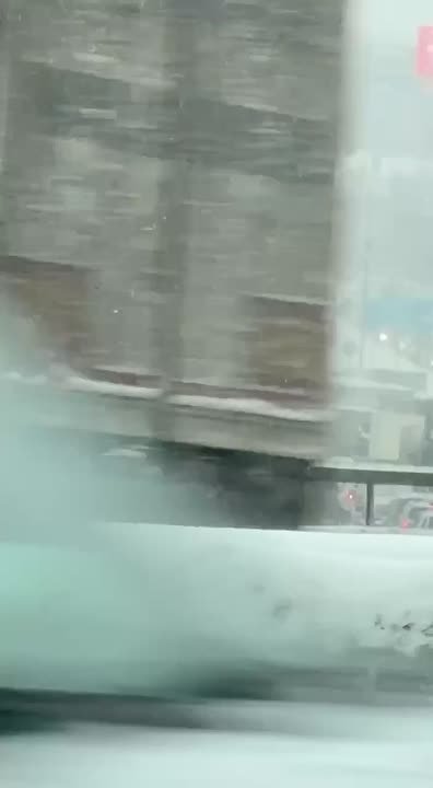 Из-за буксующих фур Дептранс призвал автомобилистов закладывать +1 час к привычному времени в пути