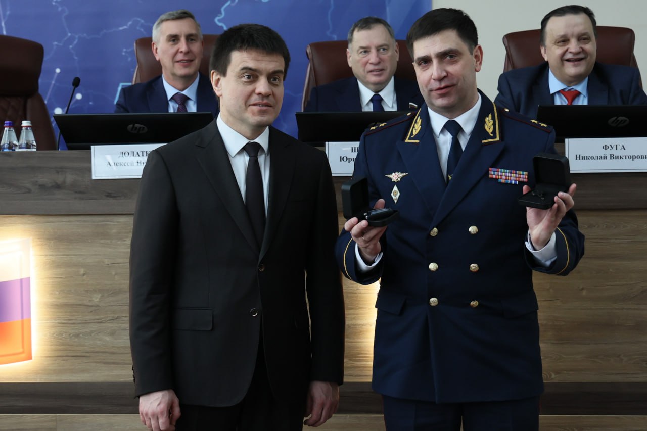 Губернатор Красноярского края передал ключи от 23 новых автомобилей подразделениям уголовно-исполнительной системы региона Губернатор Красноярского края передал ключи от 23 новых автомобилей подразделениям уголовно-исполнительной системы региона