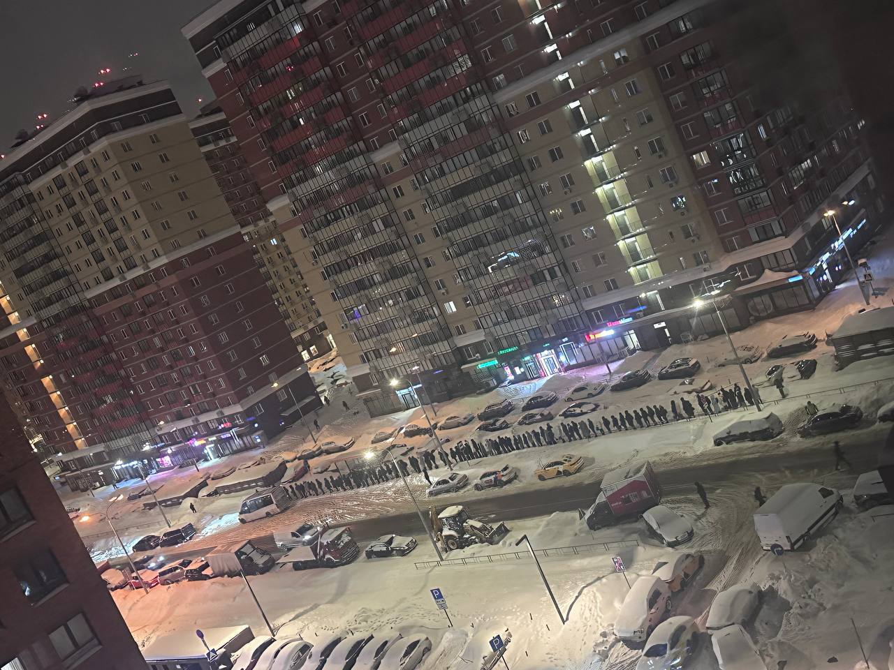 Утро москвичей снова началось с огромных очередей на остановки и пробок Утро москвичей снова началось с огромных очередей на остановки и пробок