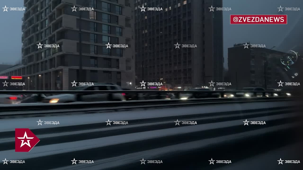 Утро москвичей снова началось с огромных очередей на остановки и пробок