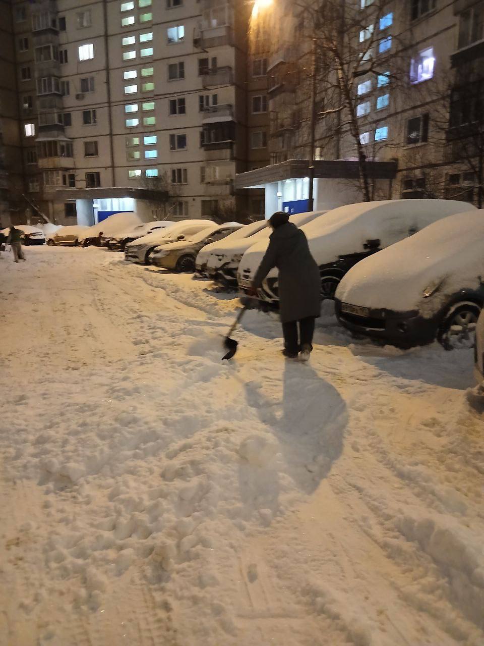 Утро москвичей снова началось с огромных очередей на остановки и пробок Утро москвичей снова началось с огромных очередей на остановки и пробок