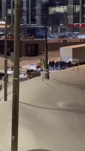 Москвичам приходится вручную толкать фуры, чтобы освободить дорогу