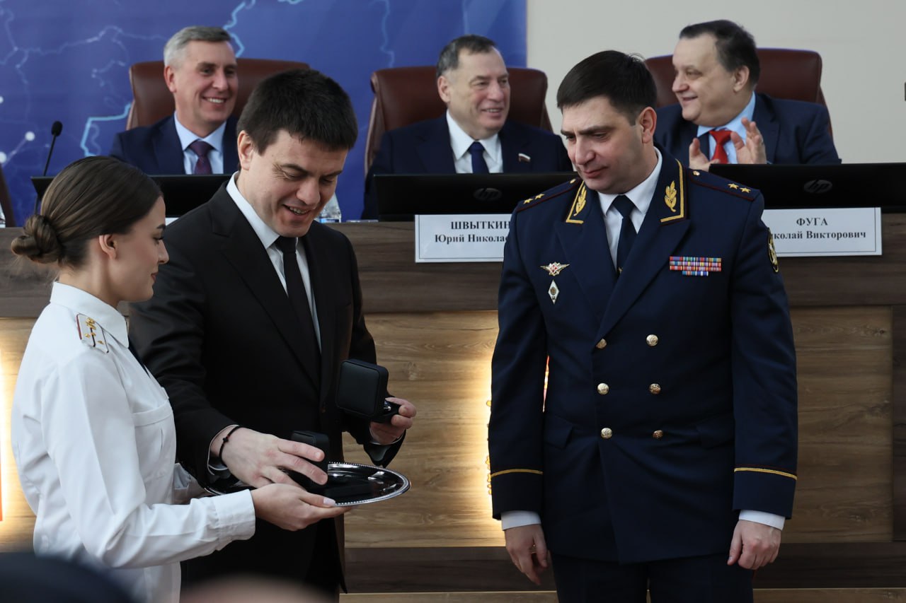 Губернатор Красноярского края передал ключи от 23 новых автомобилей подразделениям уголовно-исполнительной системы региона Губернатор Красноярского края передал ключи от 23 новых автомобилей подразделениям уголовно-исполнительной системы региона