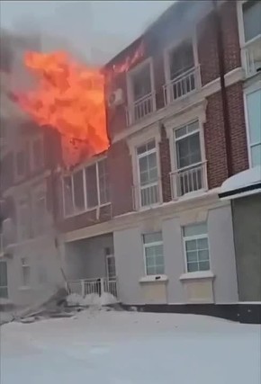 Таунхаус горит в коттеджном поселке «Изумрудный» в Троицке