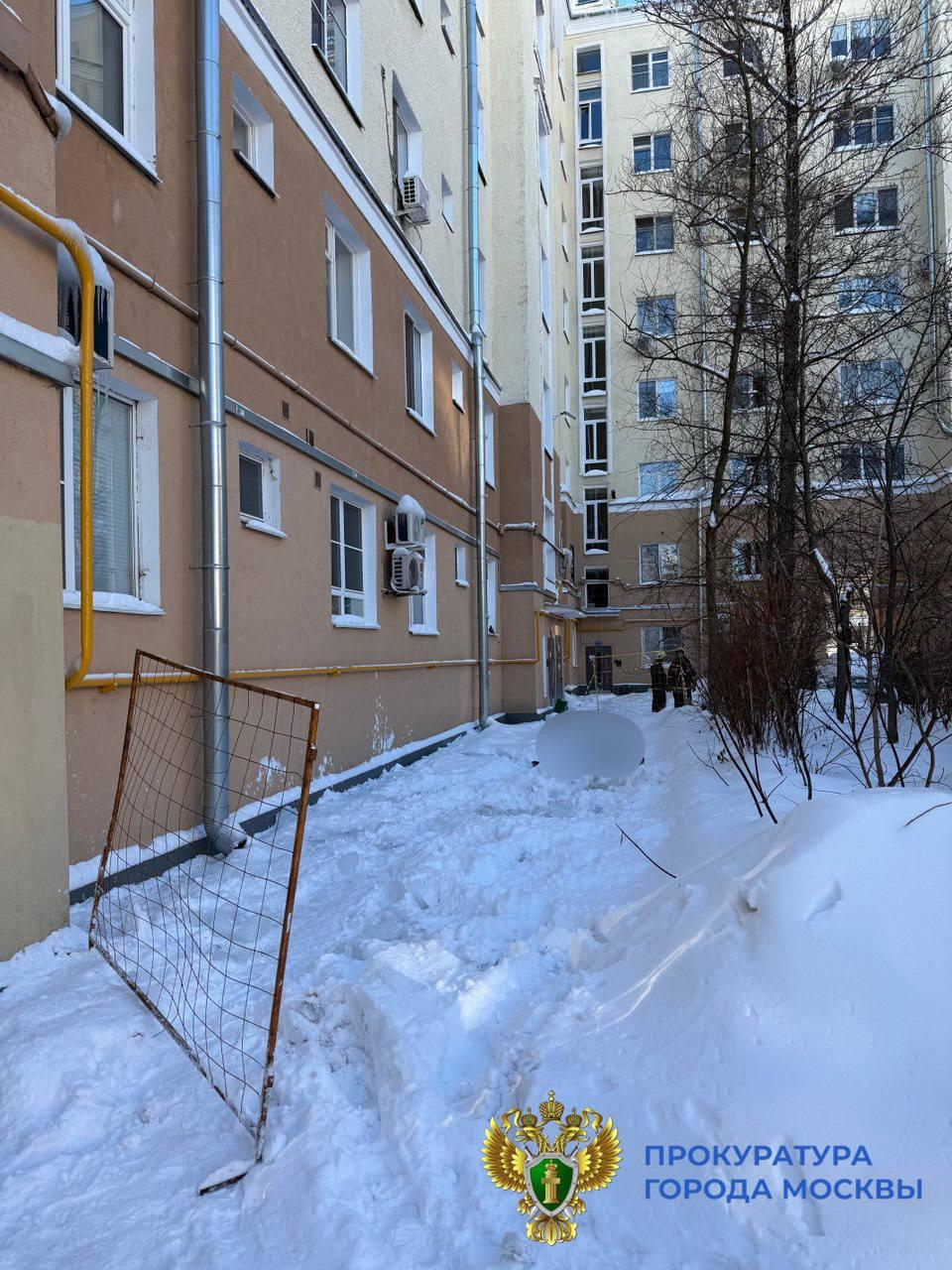 Сосулька убила прохожую в Москве во время чистки крыши — женщина сама нарушила меры безопасности