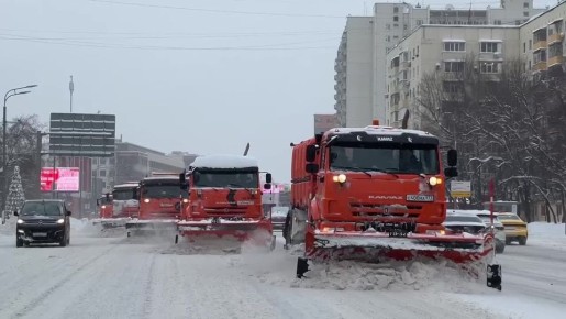 Городские службы круглосуточно убирают снег в Москве