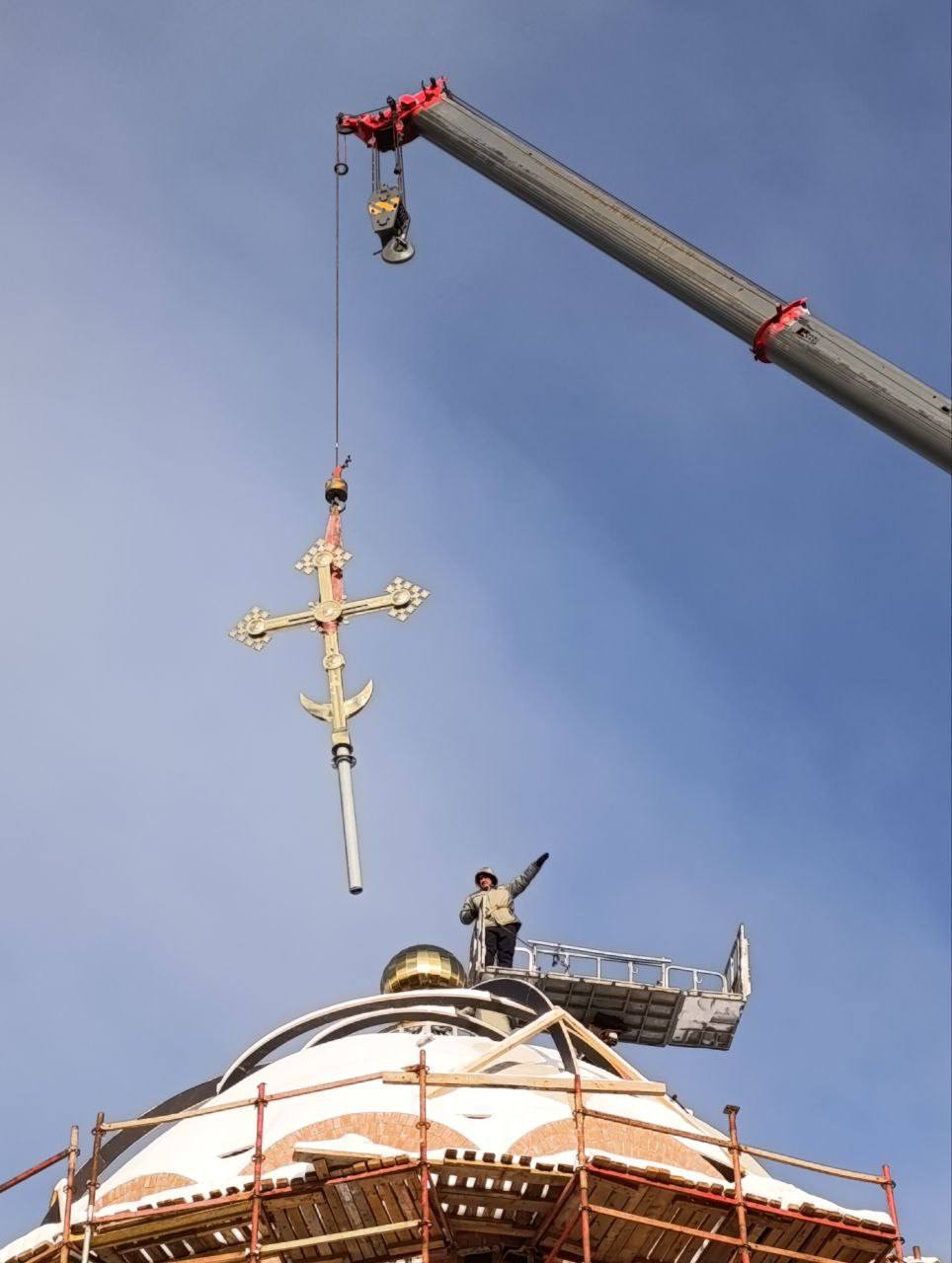 В Москве освятили и подняли крест на главный купол строящегося храма Феодора Ушакова В Москве освятили и подняли крест на главный купол строящегося храма Феодора Ушакова