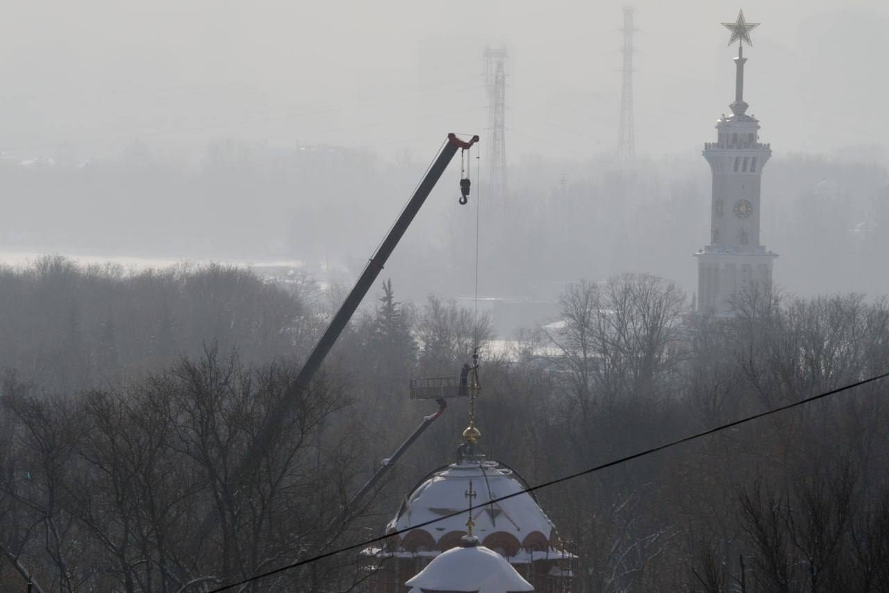 В Москве освятили и подняли крест на главный купол строящегося храма Феодора Ушакова