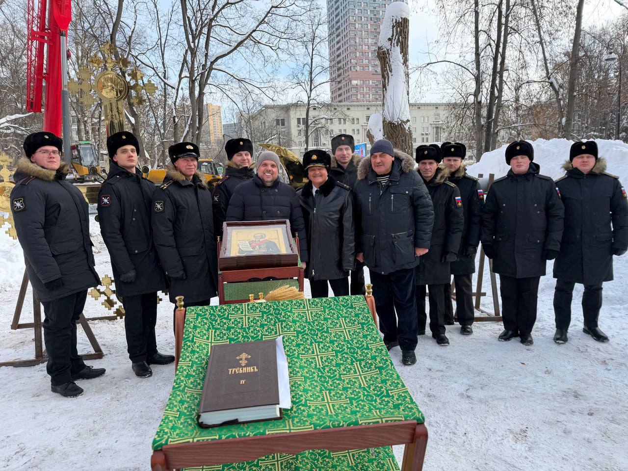 В Москве освятили и подняли крест на главный купол строящегося храма Феодора Ушакова В Москве освятили и подняли крест на главный купол строящегося храма Феодора Ушакова