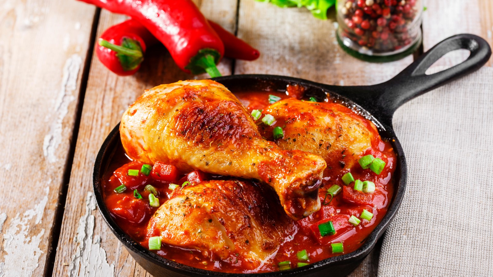 Никто даже не поймет, что это обычная курица: вот что отобьет запах в момент