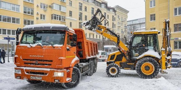 Городские службы работают круглосуточно, убирая последствия снегопада