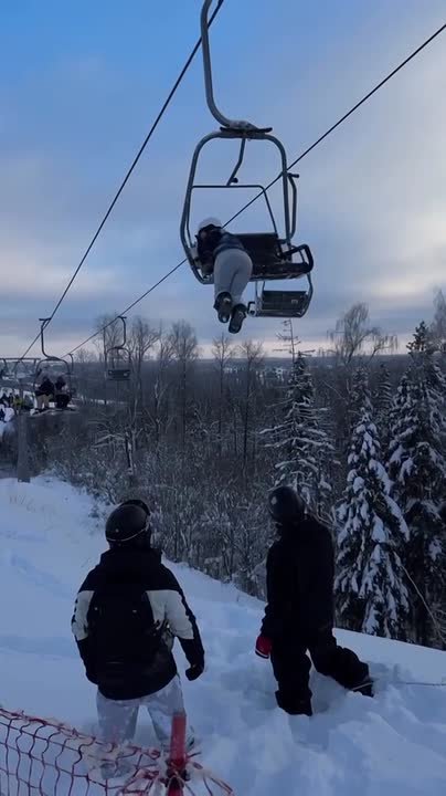 Туристки спрыгнули с подъёмника в Подмосковье