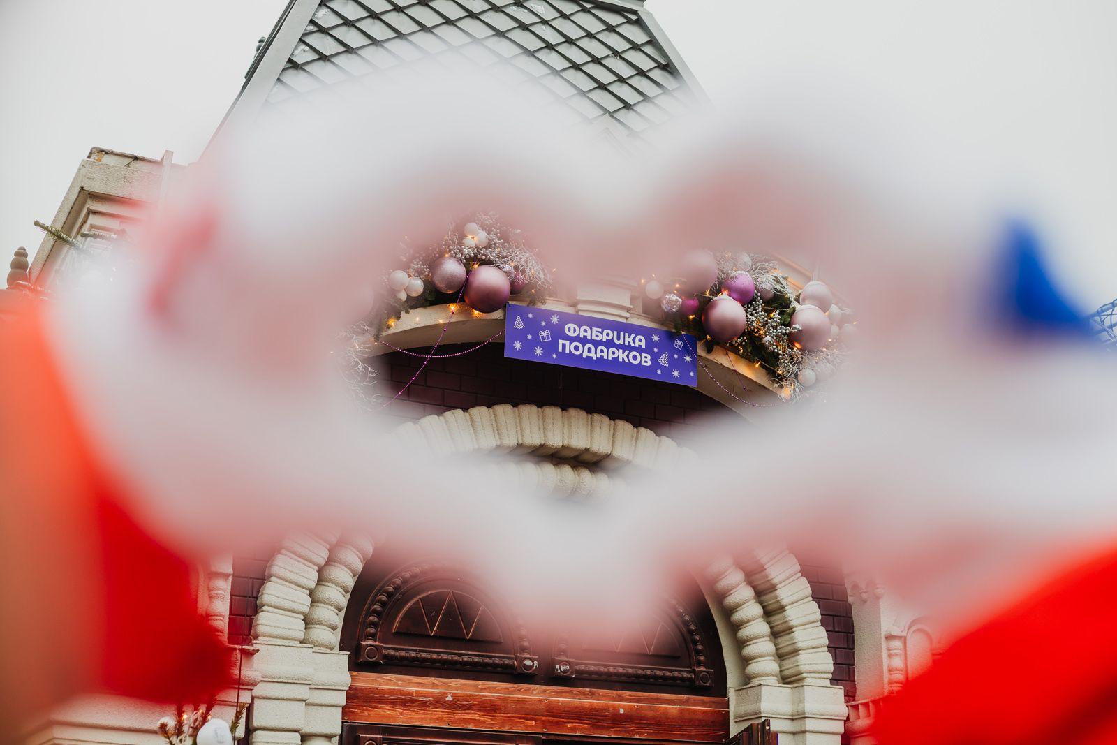 За два месяца неравнодушные горожане передали свыше 12 тысяч подарков для участников СВО и детей, проживающих в новых регионах, в тематические шале «Зимы в Москве» За два месяца неравнодушные горожане передали свыше 12 тысяч подарков для участников СВО и детей, проживающих в новых регионах, в тематические шале «Зимы в Москве»