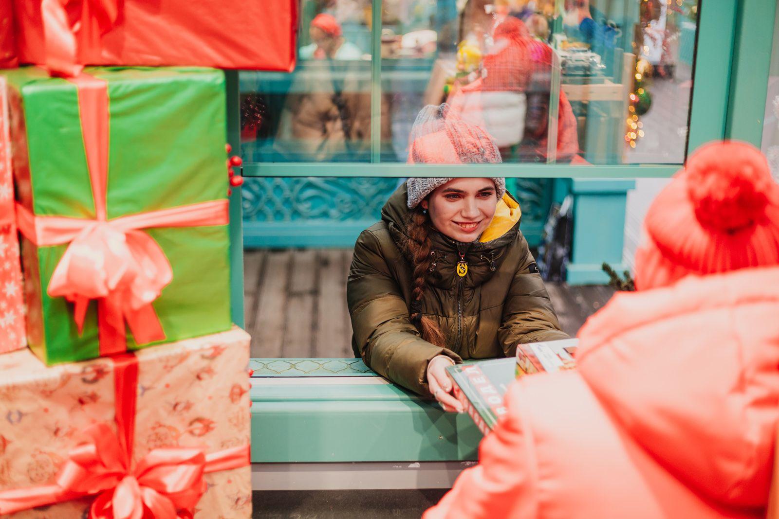 За два месяца неравнодушные горожане передали свыше 12 тысяч подарков для участников СВО и детей, проживающих в новых регионах, в тематические шале «Зимы в Москве» За два месяца неравнодушные горожане передали свыше 12 тысяч подарков для участников СВО и детей, проживающих в новых регионах, в тематические шале «Зимы в Москве»