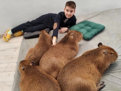 Школьник с Чукотки побывал в Москве и пообщался с капибарами благодаря Юрию Трутневу