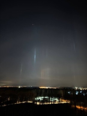 Москвичи снимают световые столбы