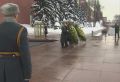 Опомнились? Европейские дипломаты начали визит в Москву с цветов Неизвестному Солдату