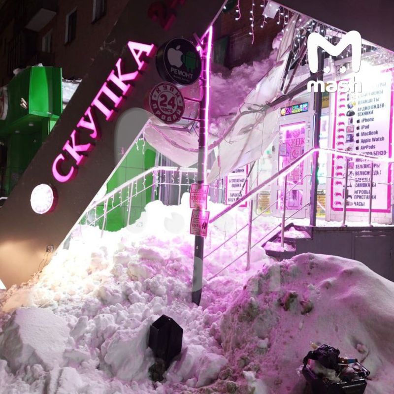 Засыпанные снегом выходы, оторванные козырьки подъездов и побитые льдом машины