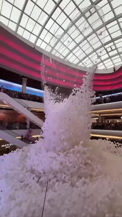 100 тысяч шаров сбросили в ТРЦ «Ривьера» в честь Дня всех влюблённых