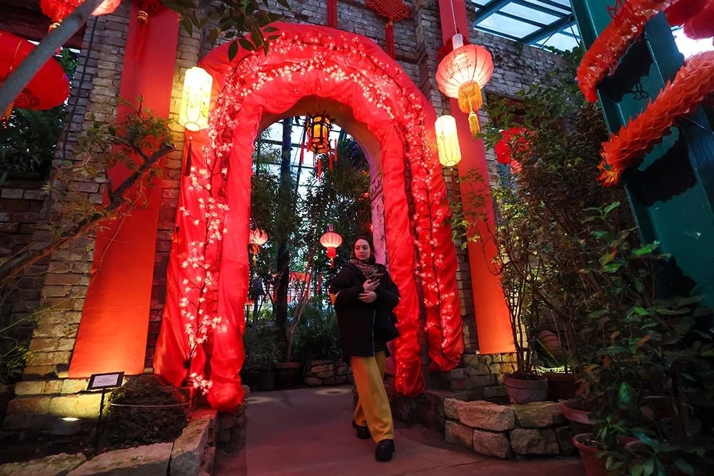 Улицы Москвы ярко украсили к Китайскому Новому году